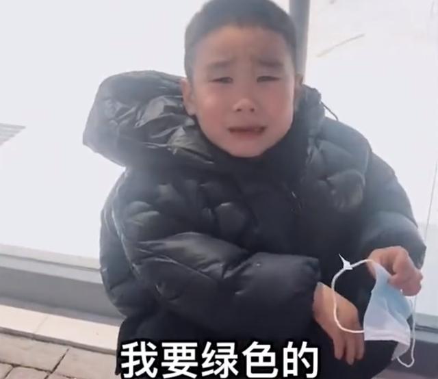 浙江一萌娃要买绿帽子遭拒大哭，妈妈语出惊人：绿帽子长大有的戴