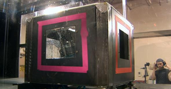 据说台风的时候，要把家里的窗户都打开，这样可以减小风的阻力