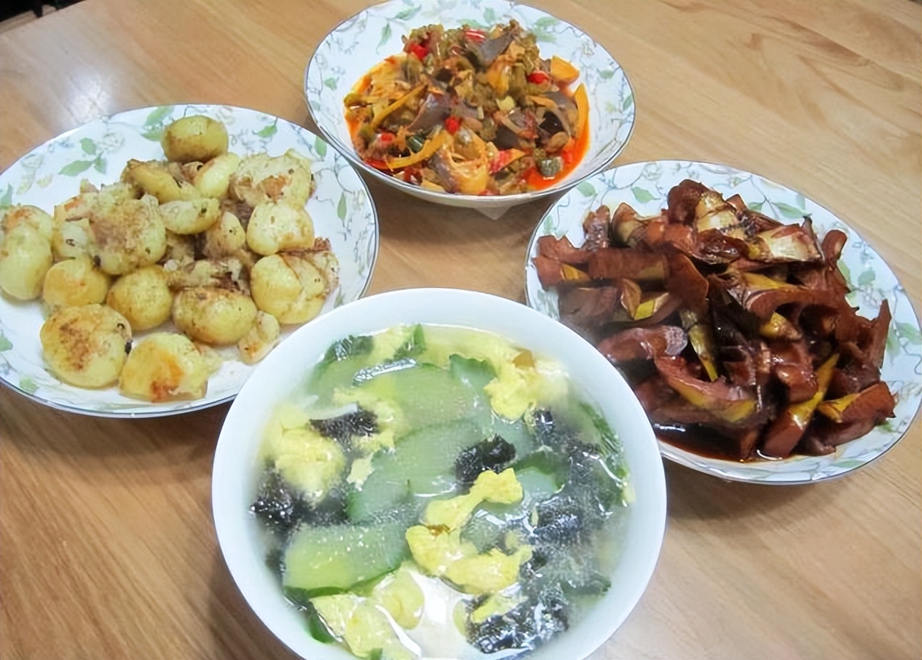 带父母海南过年花20万，婆婆坚持带走垃圾斗，司机：我退600给你