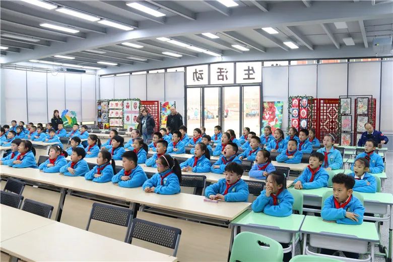 垃圾分类让我们的校园更多彩,垃圾分类童心同行