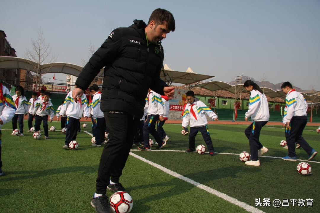 西班牙教练教中国学生踢球,中国足球学校西班牙教练