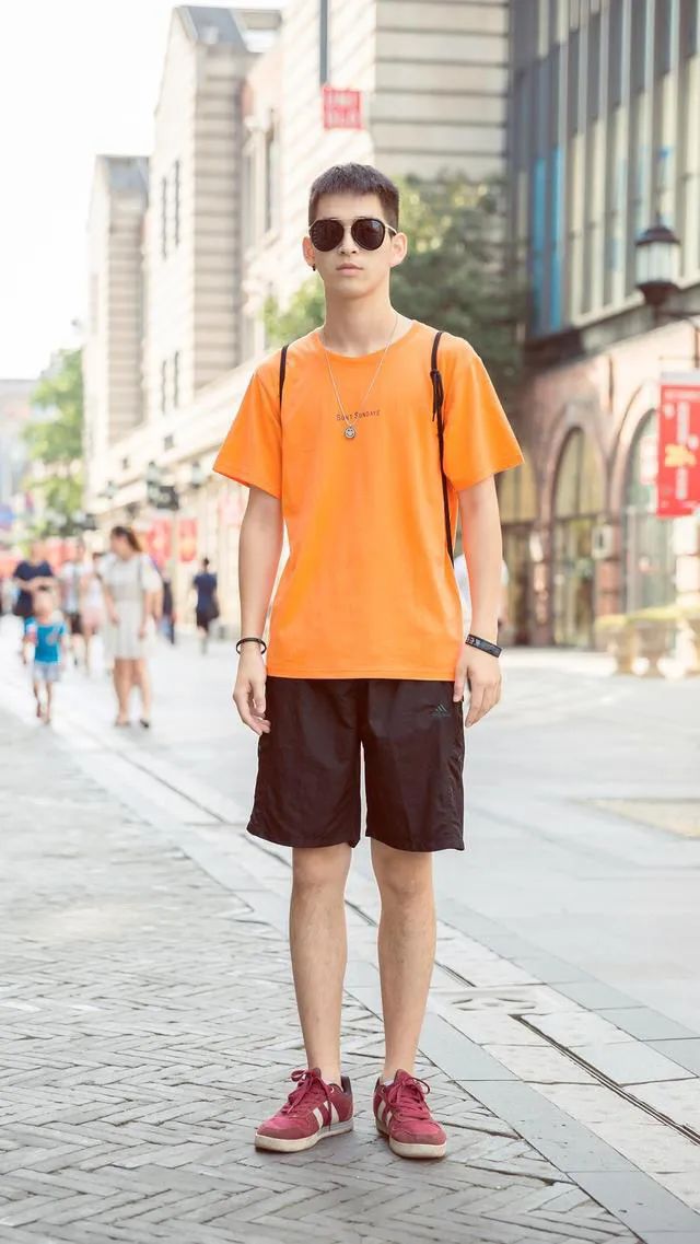 男士橙色系短袖T恤搭配什么颜色裤子既好看又高级还时髦