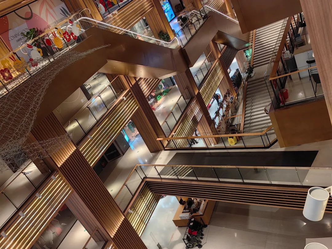 员工、骑手、顾客都阳了，饮品店如何熬过“最后的寒冬”？