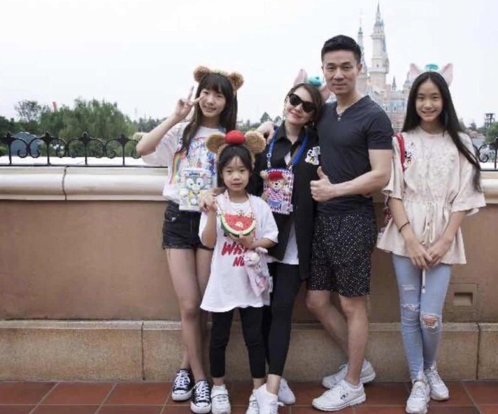 进军香港市场？小S17岁长女首登港版杂志，称努力才不会被看不起