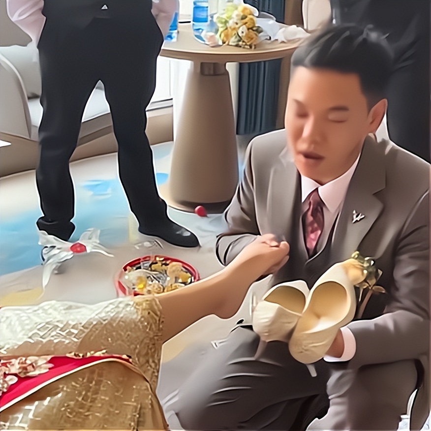 新郎说新娘脚丫子好臭,新郎给新娘洗臭脚丫子