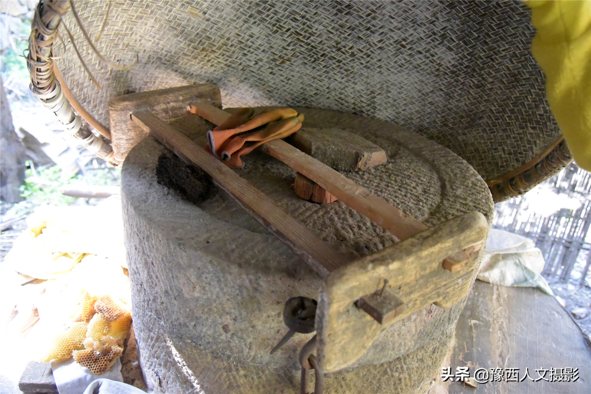 74岁大叔住深山不见人，天天跟老伴儿“捉迷藏”，买一袋盐吃半年