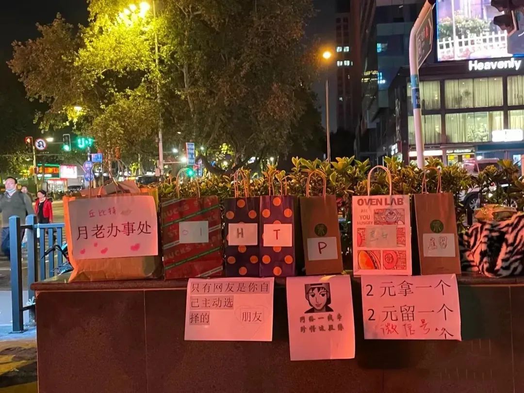 95后夫妻摆摊月入过万,摆地摊年薪百万