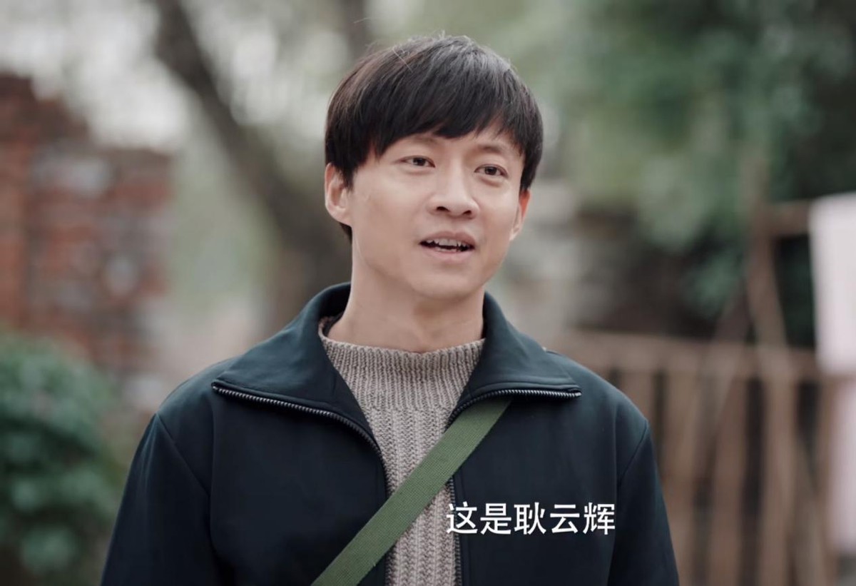 用假发遮住额头就是少男？37岁唐曾演大学生，满脸褶子太辣目