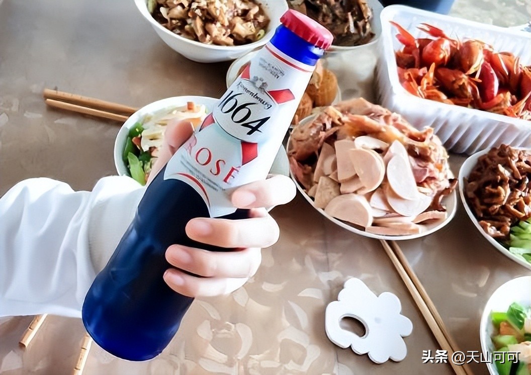 啤酒易拉罐和玻璃瓶装哪个口感好,啤酒易拉罐好还是玻璃瓶装的酒好