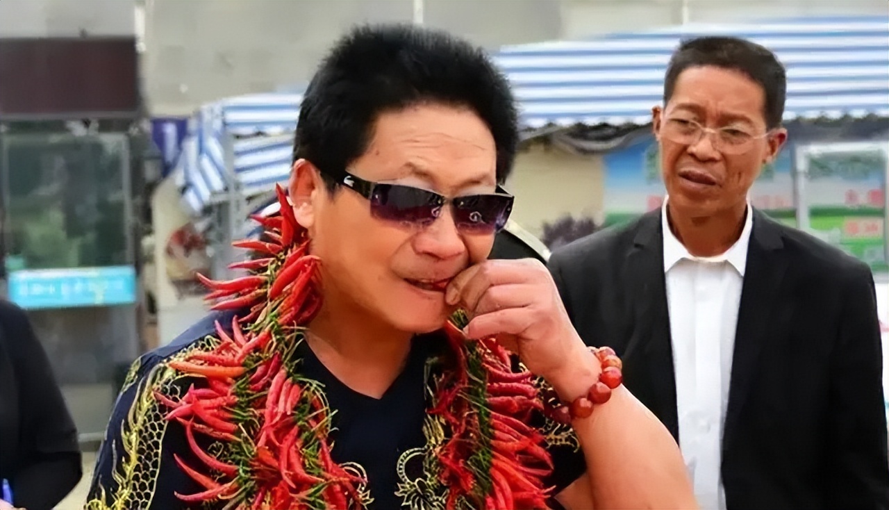 中国辣王李永志挑战最辣辣椒,辣王李永志每天5斤辣椒配白酒