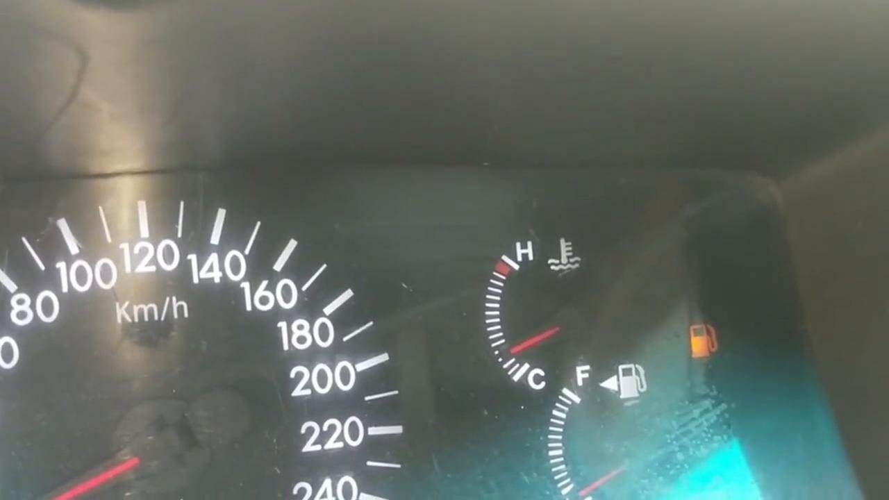 家家都有小汽车了夏日车内高温，快速降温有妙招！