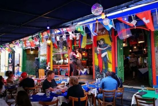 大量美国游客涌入中国，不是为了看熊猫丫丫，竟为了我们的白酒？