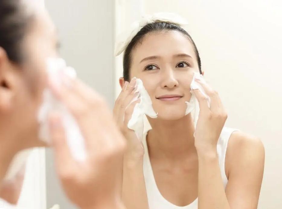 很多天不洗脸也不油属于什么肤质,一晚不洗脸第二天出油是什么肤质