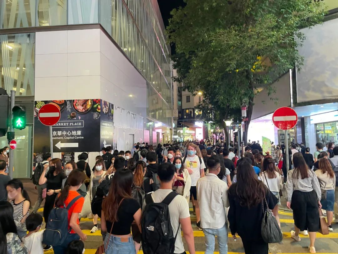 ​香港再次放宽社交距离！首个泰国团抵港，游客备万元买买买