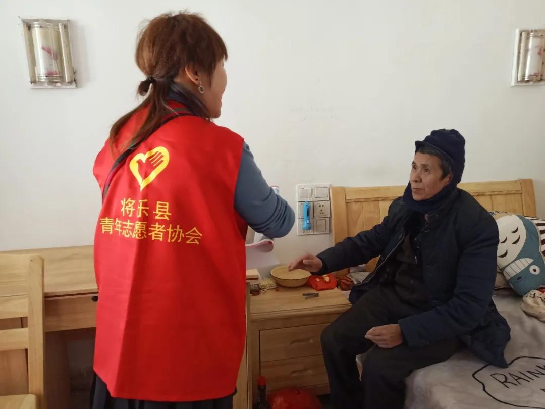 志愿者给敬老院老人理发,社区志愿者免费为高龄老人理发