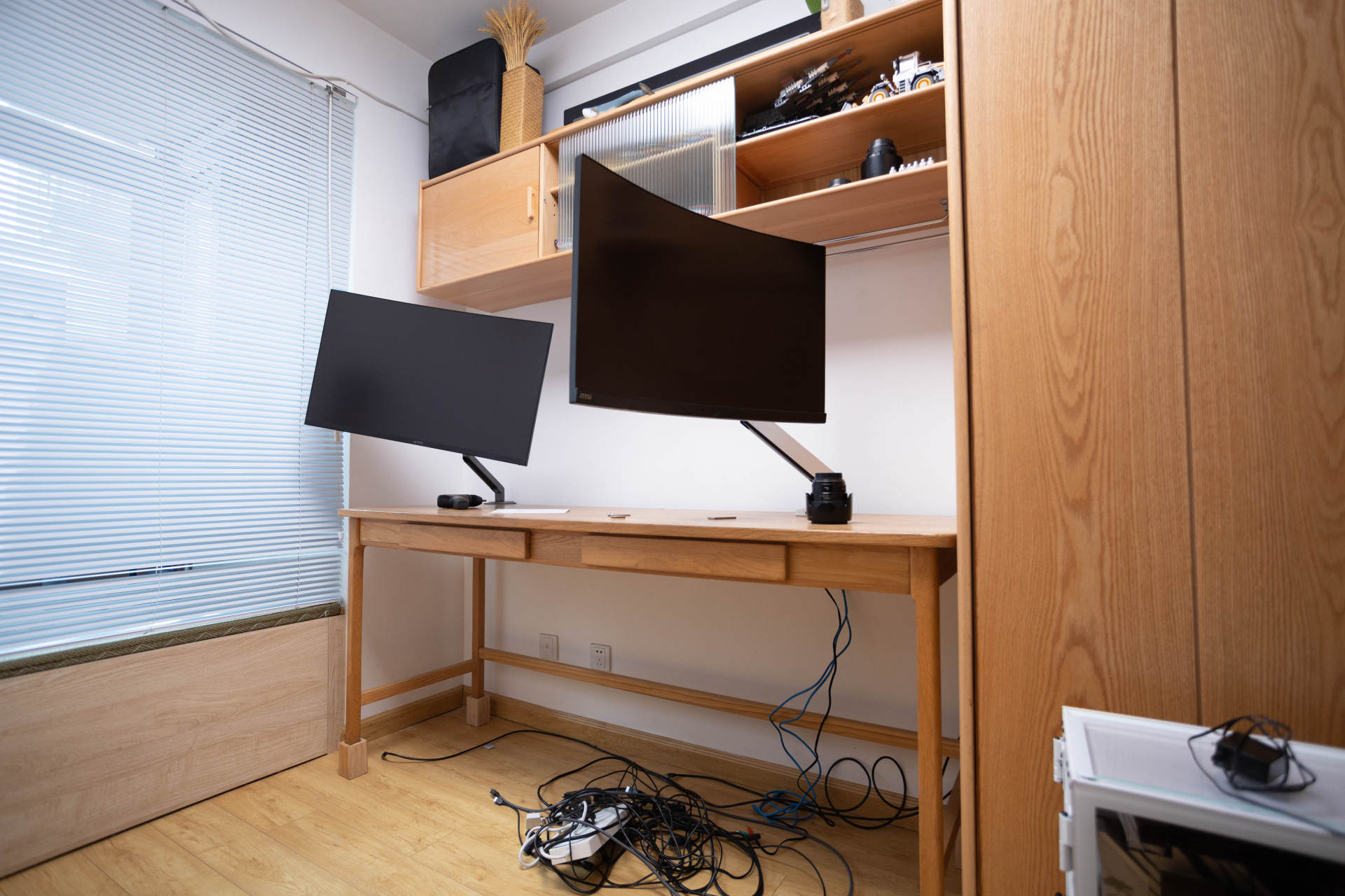 23.8英寸显示器桌面效果,桌面1.3米扩展显示器