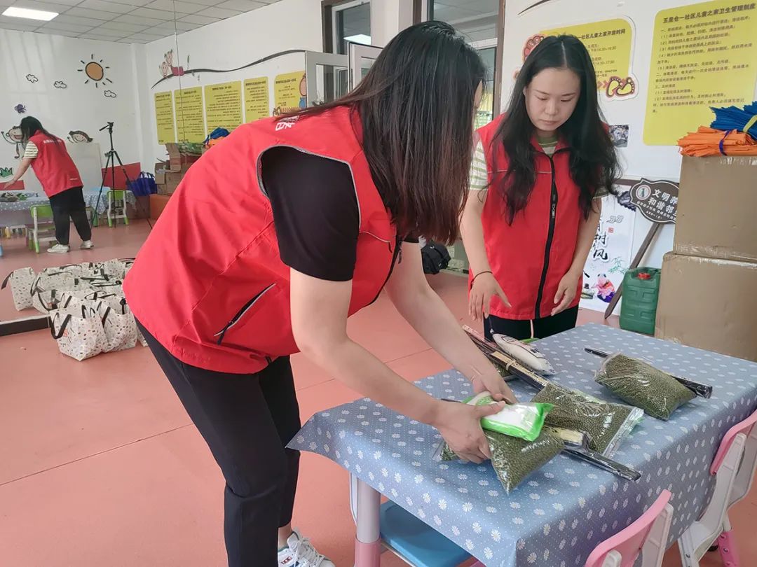 为辖区孤寡老人献爱心,社区高温天气慰问独居老人