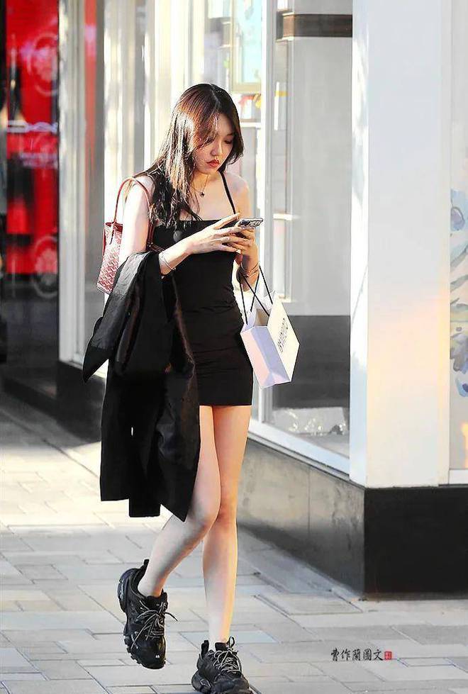 用肉色*袜丝***袜丝**就不一样了，美女是怎样用肉丝为自己加分的