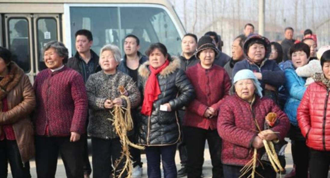 40岁，老光棍，隔壁新来的大妈故意走光，无意看到那抹黑色风景