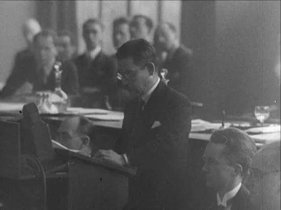 把日本推向战争的外交官，曾被漂亮国家庭收养救助，却最恨漂亮国