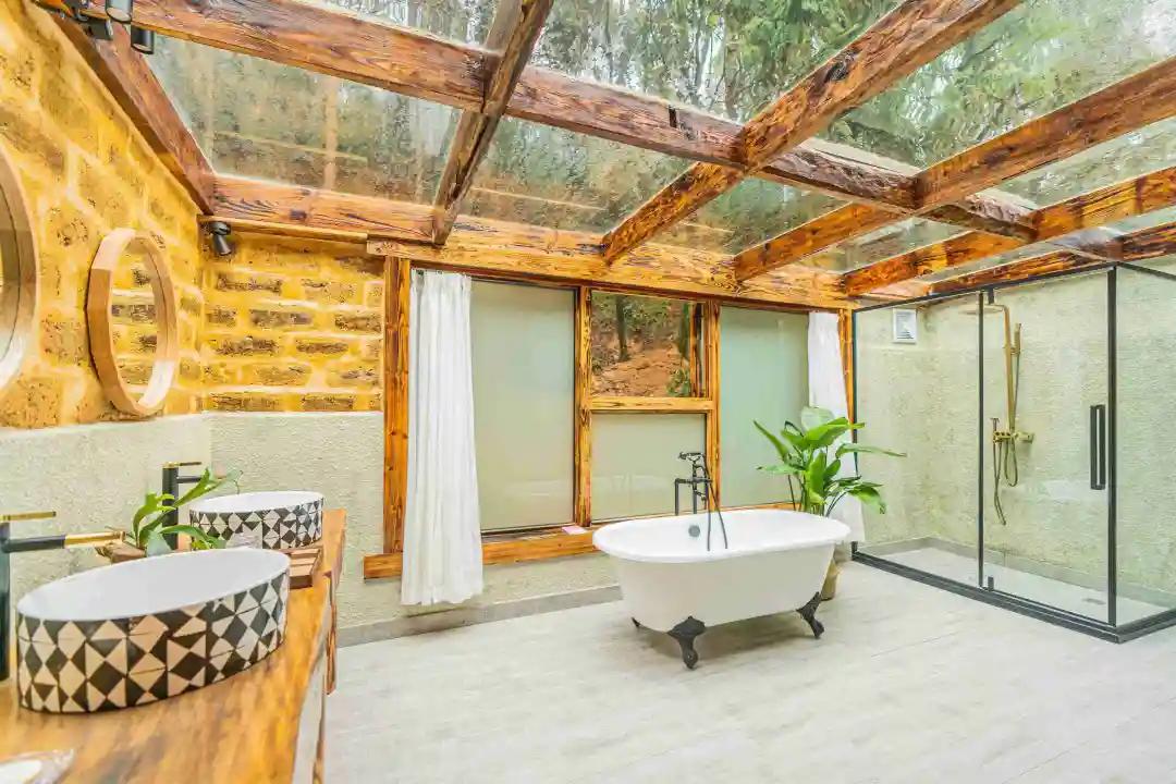 神仙眷侣辞掉高薪工作，爆改废弃山谷，悬崖高空造无边恒温泡池