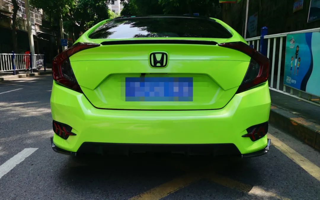 万州高笋塘一轿车因“炫酷”的外形引起了民警的注意。