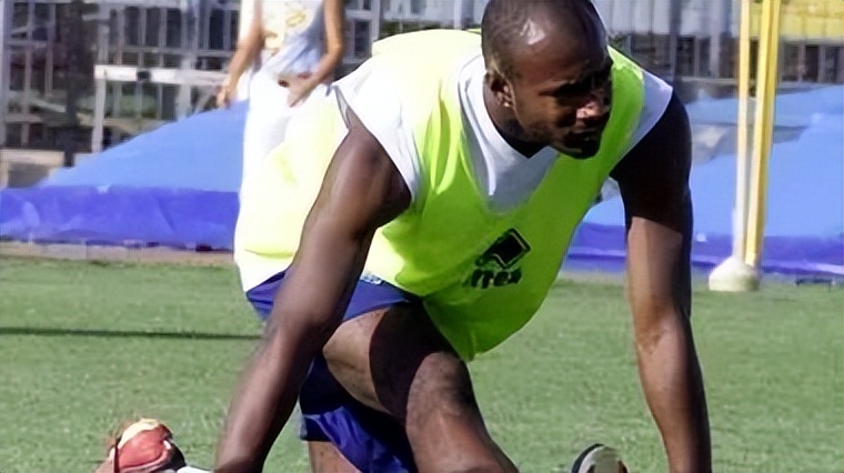 布里斯小传丨年少父亲踢球养家，法甲射手定居成都