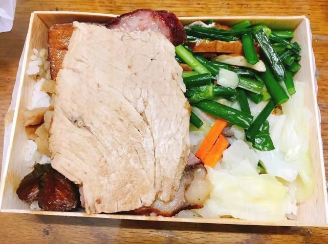 他崩溃：木盒便当吃到最后，饭粒很难挖干净！网民分享正确吃法