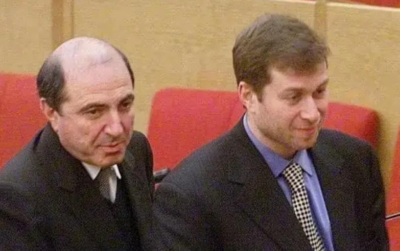 阿布和别列分别带着俊男美女出街购物,不小心碰面了,保镖都懵了