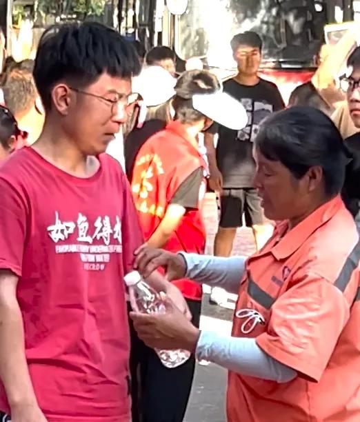 最美环卫工妈妈任红娟,最美环卫工人妈妈