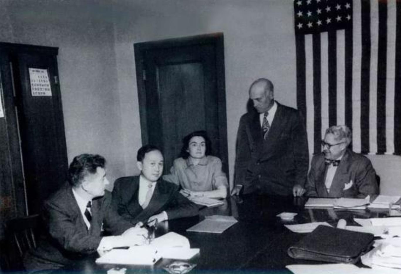 1956年钱学森参加宴会，到场后找不到自己座位，毛主席：坐我身边