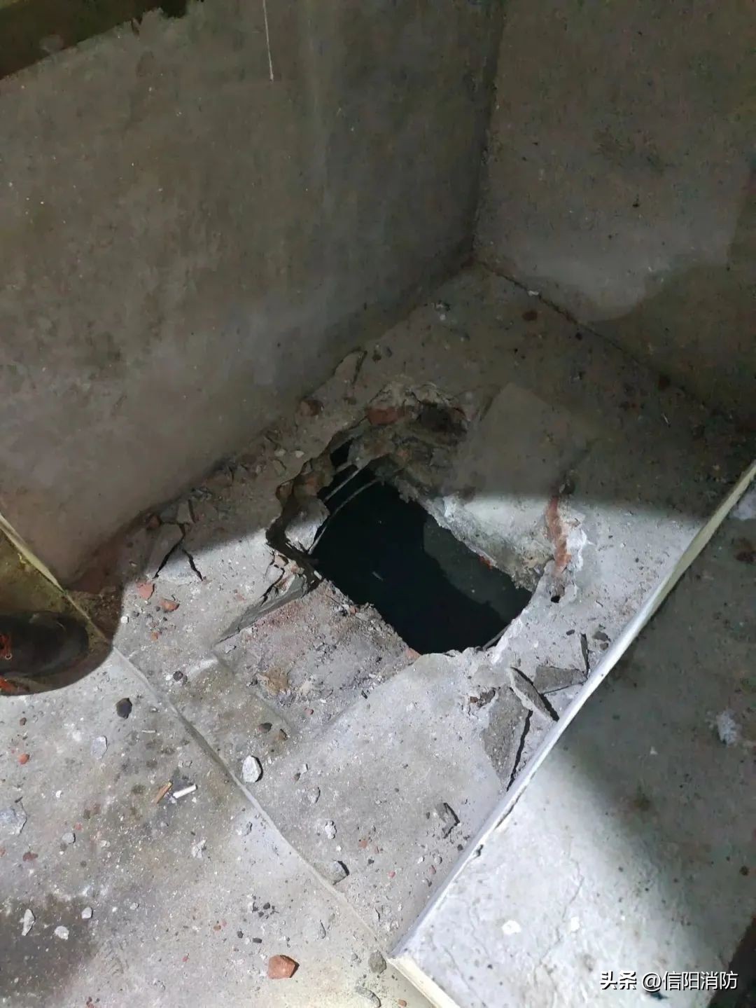 手机掉进粪坑里迅速捡起有影响吗,手机掉进粪坑里捞出来还能用吗