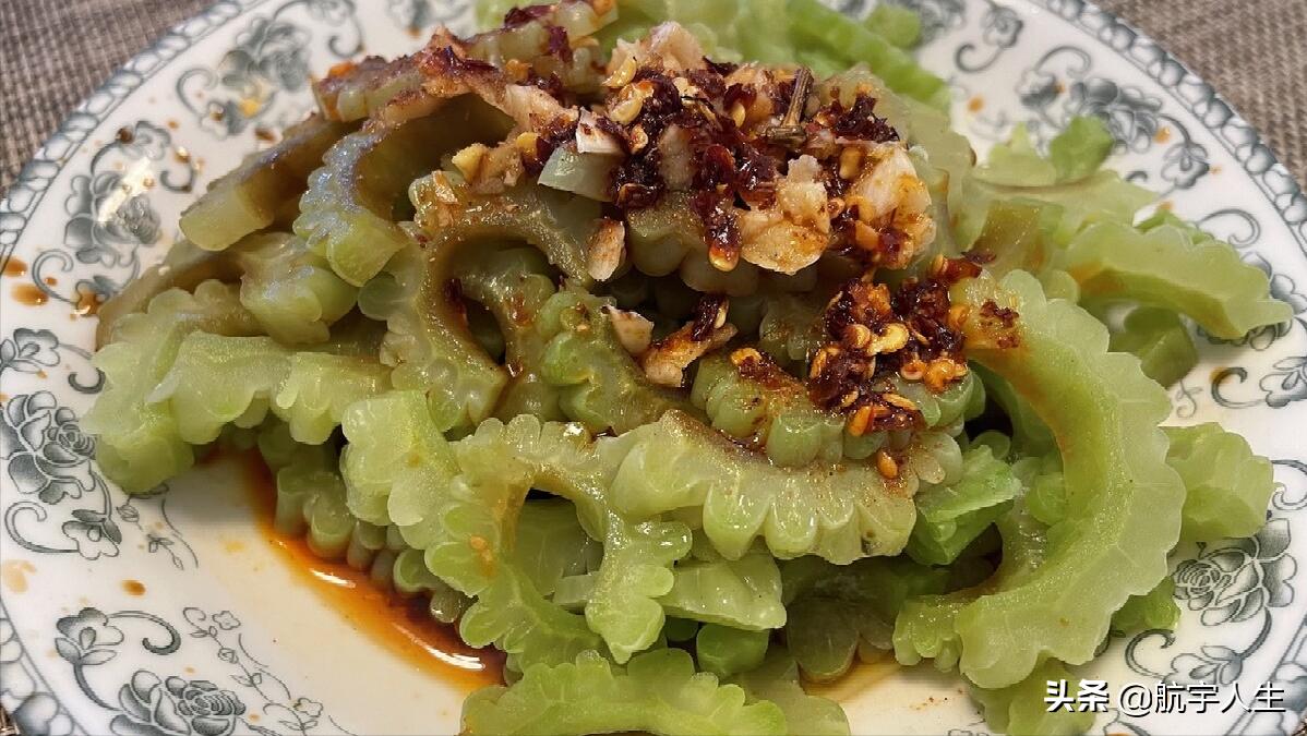 教你一道苦瓜的做法，掌握这个方法做出的苦瓜，美味又鲜绿又好吃