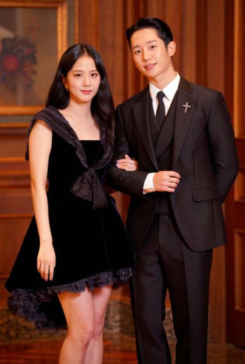 《雪滴花》主演现身发布会,金智秀身材被热议,身材管理提上日程