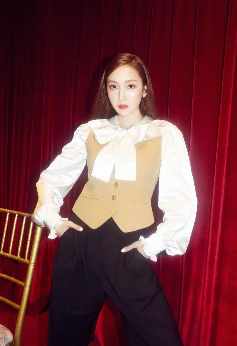 秋日马甲穿搭的n种,春天咖色格子针织马甲怎么搭配