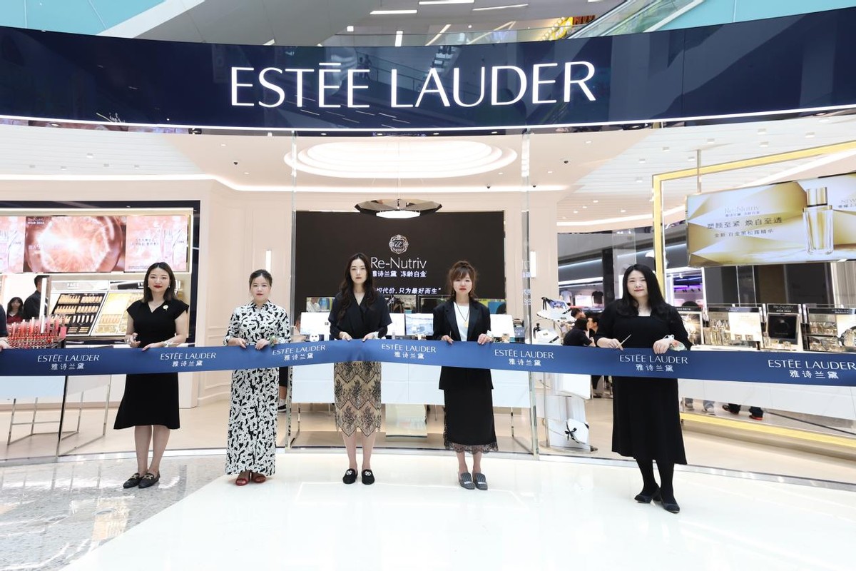 成都温江合生汇购物中心,雅诗兰黛集合店开业