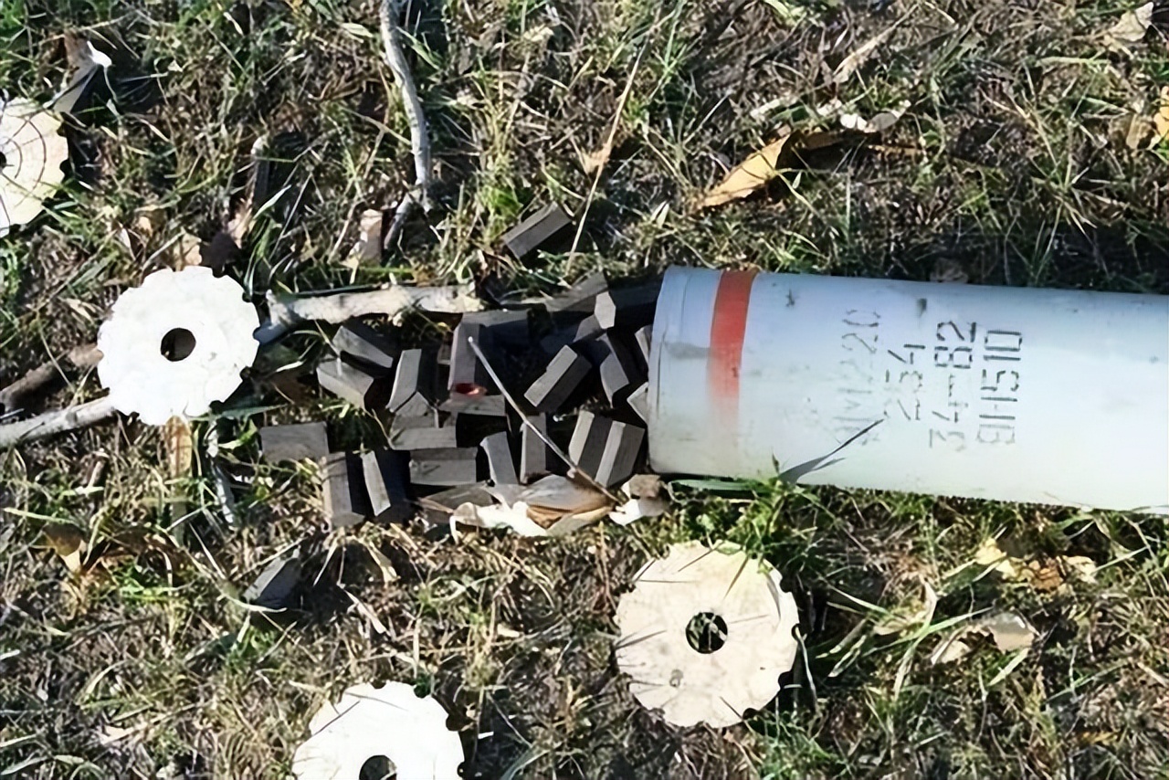 俄罗斯火箭炮攻击视频,俄罗斯冰雹火箭炮万箭齐射