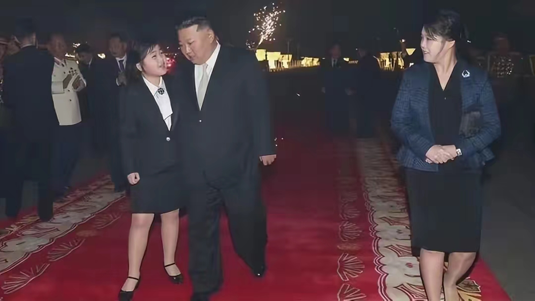 朝鲜第一夫人甘当女儿绿叶！戴导弹项链，旺夫脸比韩国夫人美多了