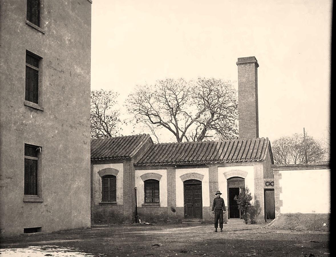 高清老照片：旗人格格大腿岔开豪放洗衣，地主三妻四妾不输女明星