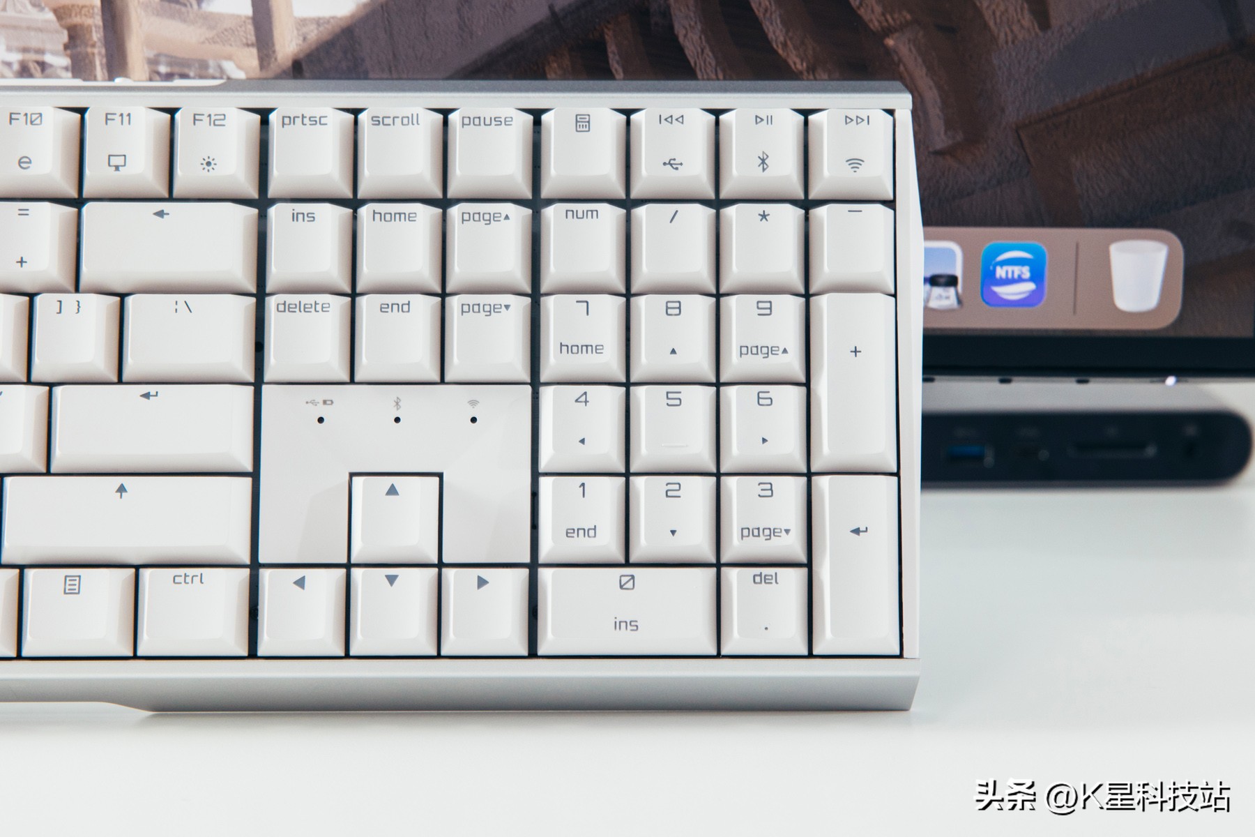 我的桌面我做主，一套平淡无奇白色系生产力+重度娱乐桌面分享