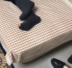 女孩子看起来外表美丽，其实裤袜已经掉到大腿根了！哈哈哈