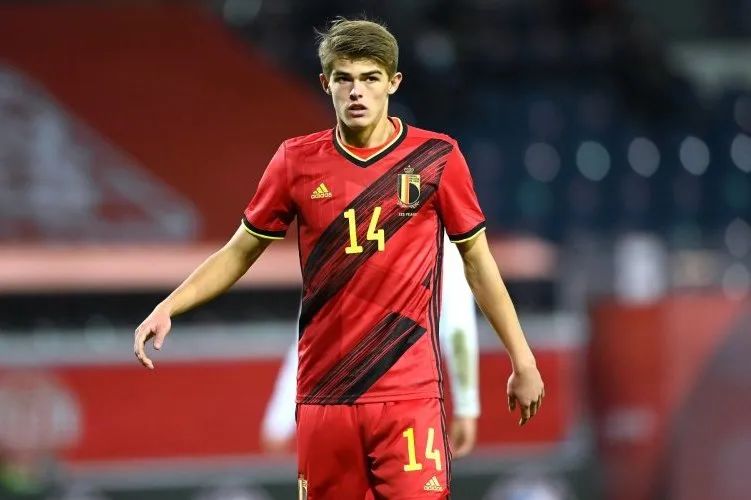 德卡特莱尔正式登陆AC米兰，他是马尔蒂尼最昂贵的签约交易