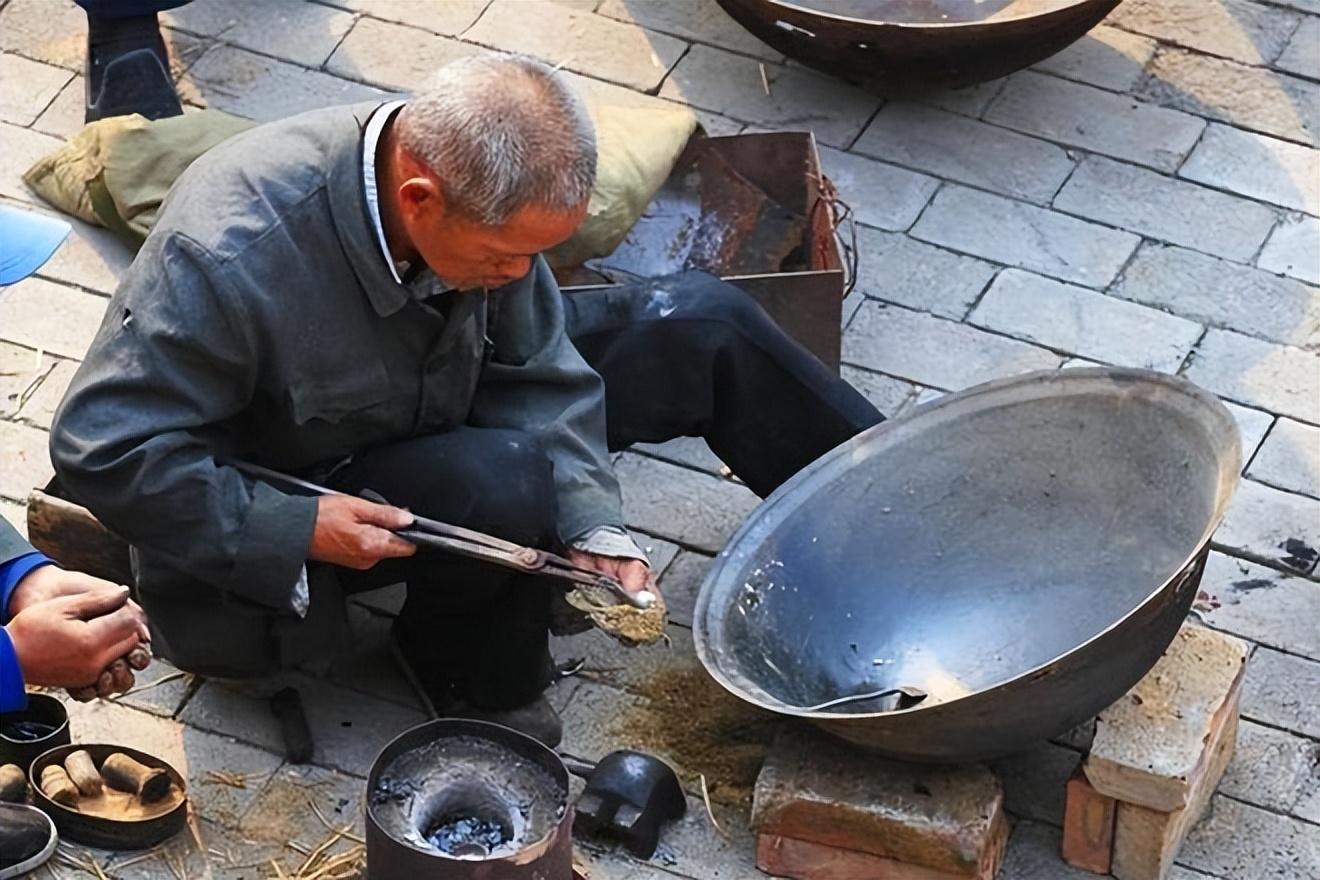 河南老汉靠造假发财,河南老汉制假