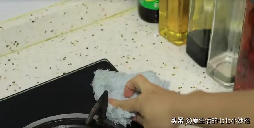 不用再买蟑螂药了教你一招,灭蟑螂的小妙招别再用蟑螂药了