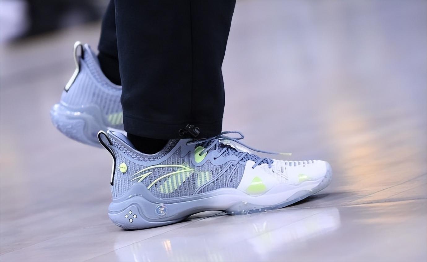 nba球员上脚欧文2,欧文赛季上脚球鞋