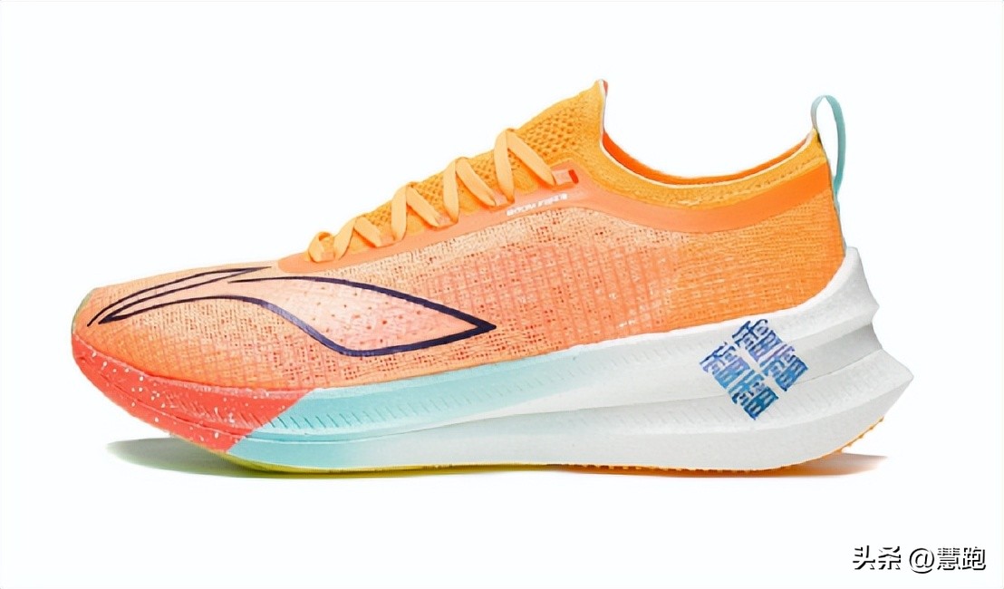 跑鞋内卷新高度：抢人抢名次争夺白热化你如何看？