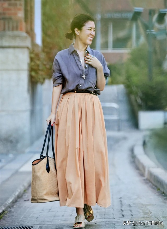 50岁还风韵犹存的女人，我只服这4位：外穿衣高雅，内饱含书卷气