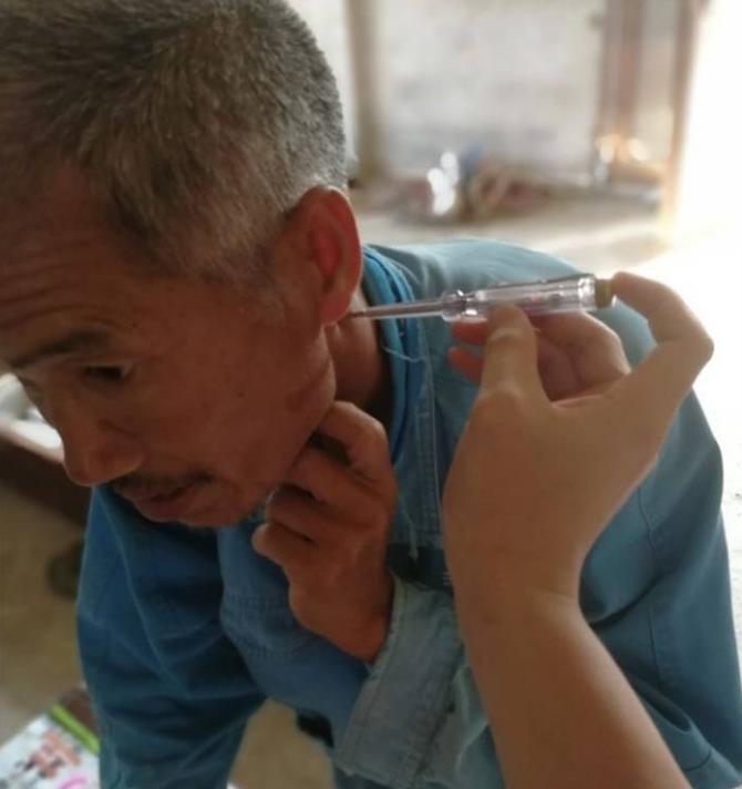 广西一男子“不怕电”：徒手捏电线，用身体作导体，可点亮三盏灯