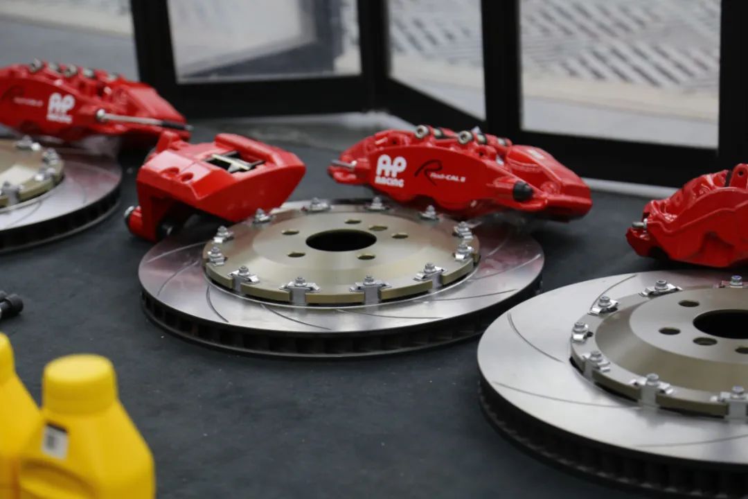 宝马x5拆刹车盘视频,宝马x5红色卡钳和蓝色卡钳的区别