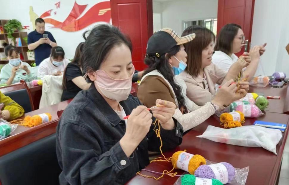 文萃南街社区：钩针撬动“炕头经济”指尖开出幸福花儿